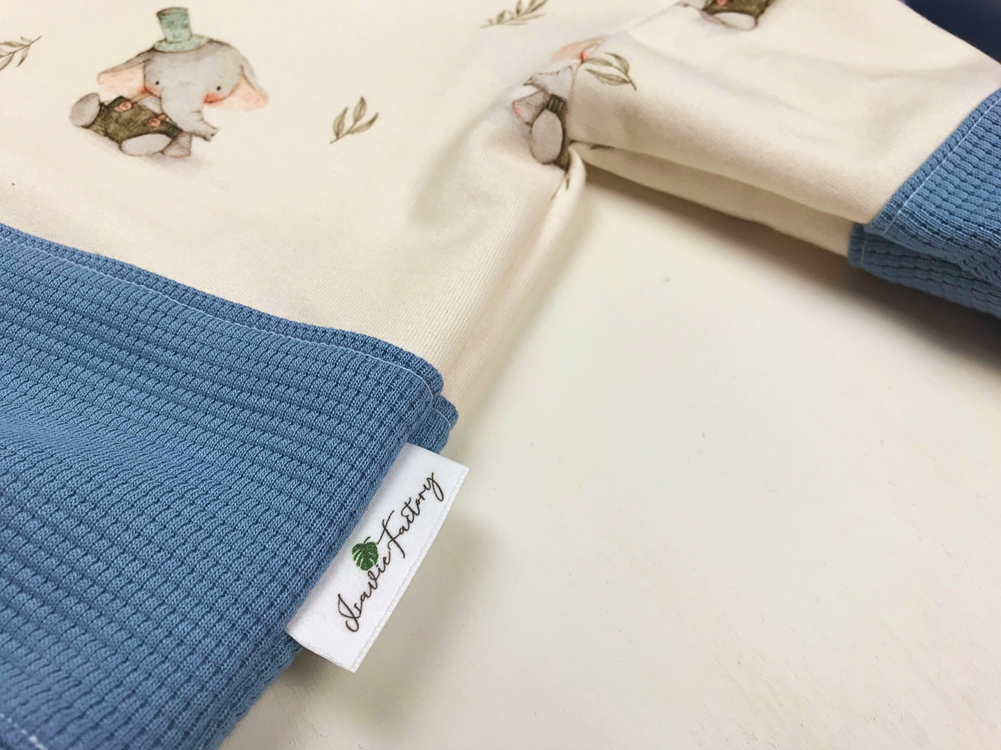 Baby- und Kleinkindpullover mit Elefantenmotiv