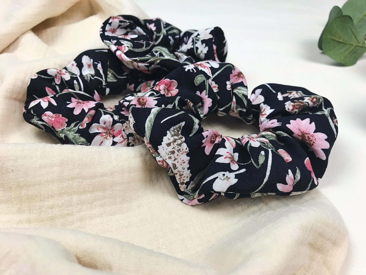 Scrunchie mit Blumendruck | Haaraccessoires für Mädchen und Damen | Blumenscrunchie | Haargummi | Haarband