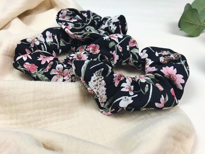 Scrunchie mit Blumendruck | Haaraccessoires für Mädchen und Damen | Blumenscrunchie | Haargummi | Haarband