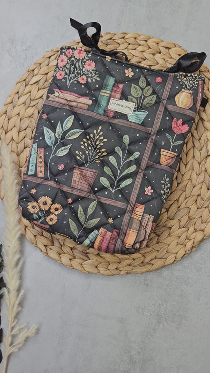 Buchhülle schwarz Bücher und Pflanzen