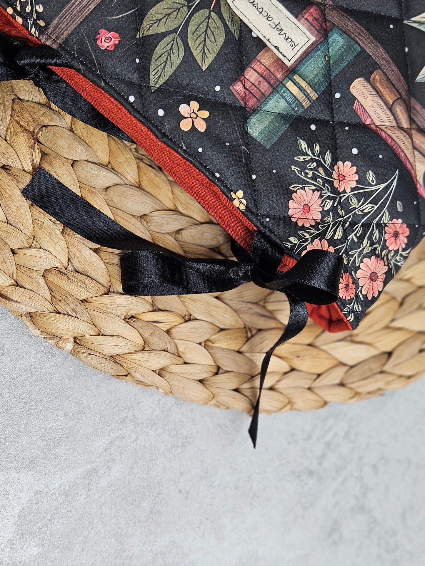 Buchhülle schwarz Bücher und Pflanzen