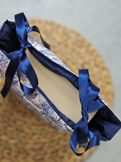 Buchhülle blaue Blümchen