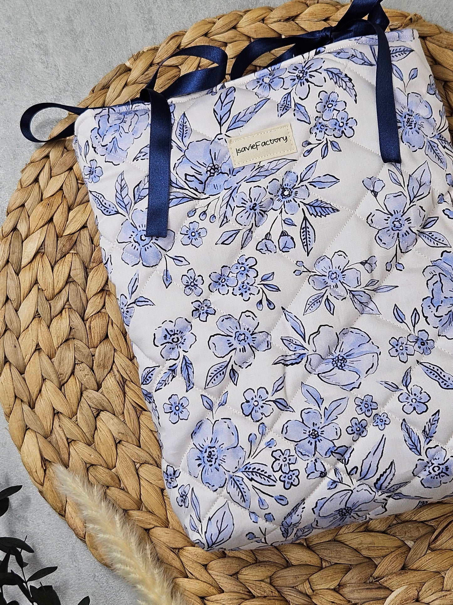 Buchhülle blaue Blümchen