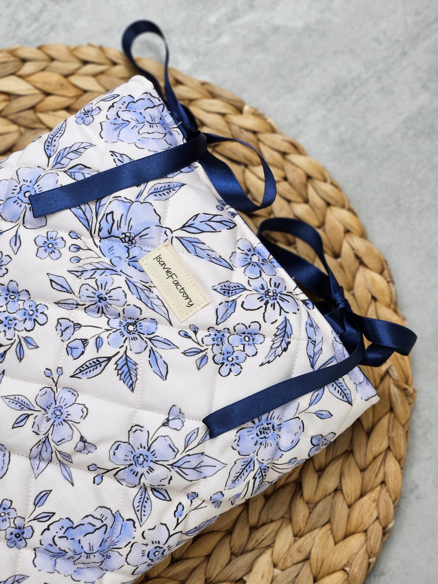 Buchhülle blaue Blümchen