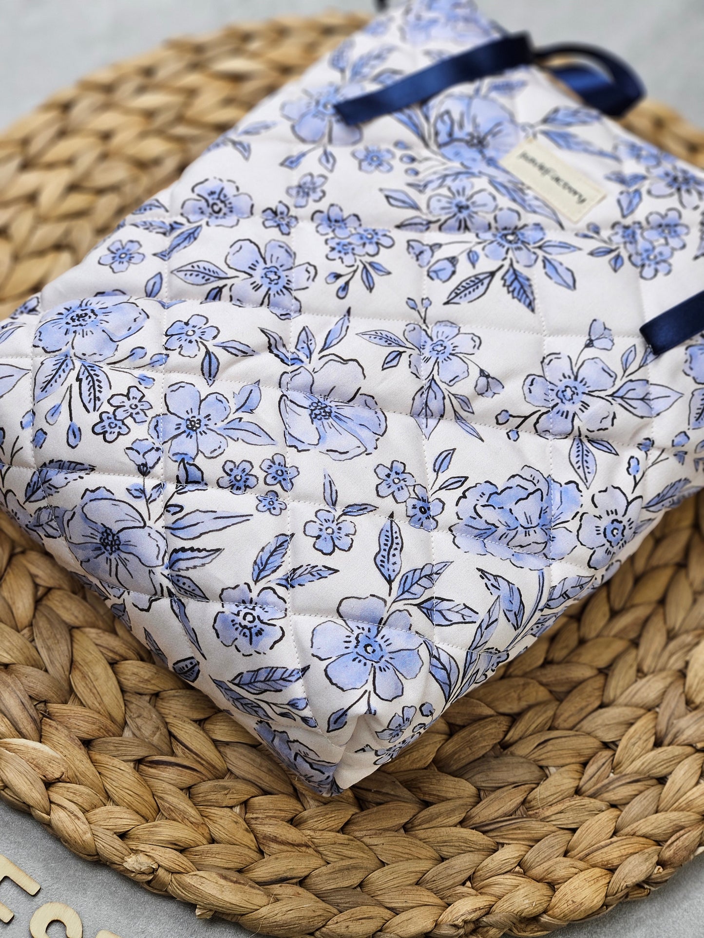 Buchhülle blaue Blümchen