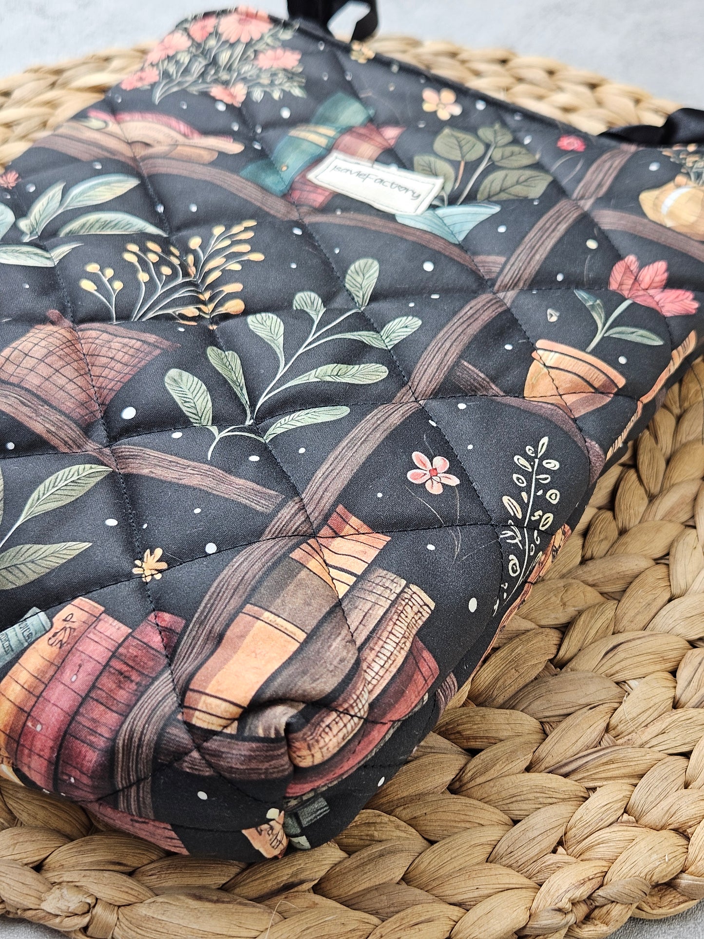 Buchhülle schwarz Bücher und Pflanzen