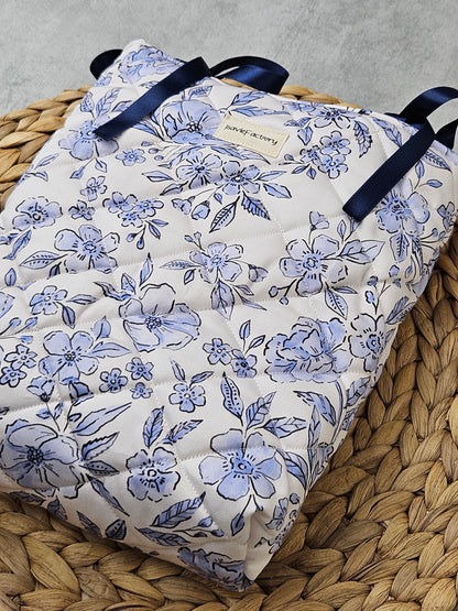 Buchhülle blaue Blümchen