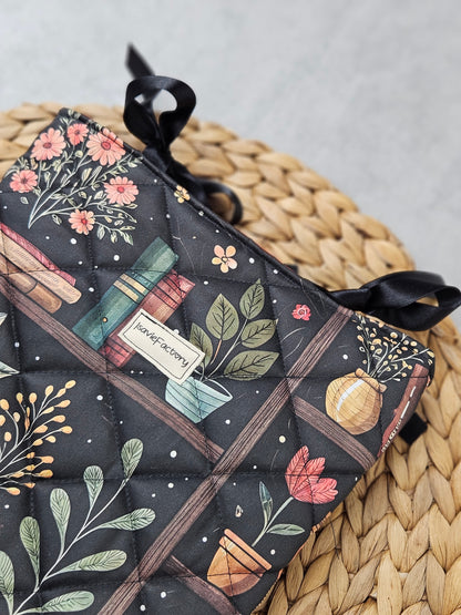 Buchhülle schwarz Bücher und Pflanzen