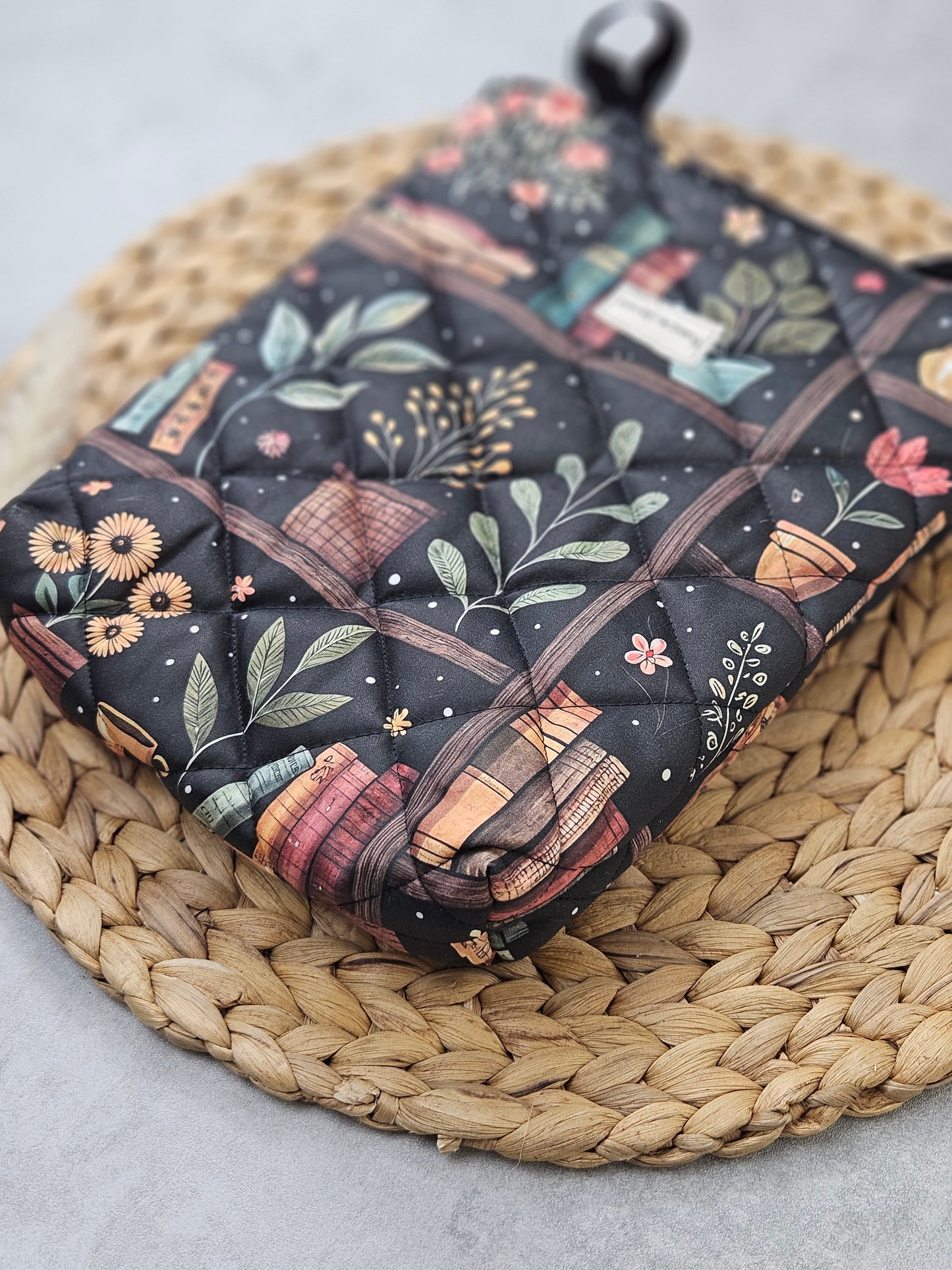 Buchhülle schwarz Bücher und Pflanzen