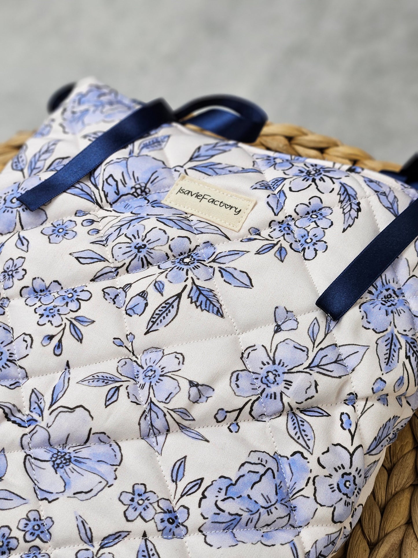 Buchhülle blaue Blümchen