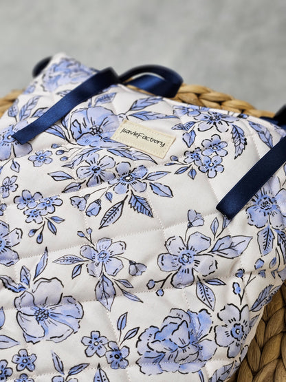 Buchhülle blaue Blümchen