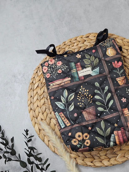 Buchhülle schwarz Bücher und Pflanzen