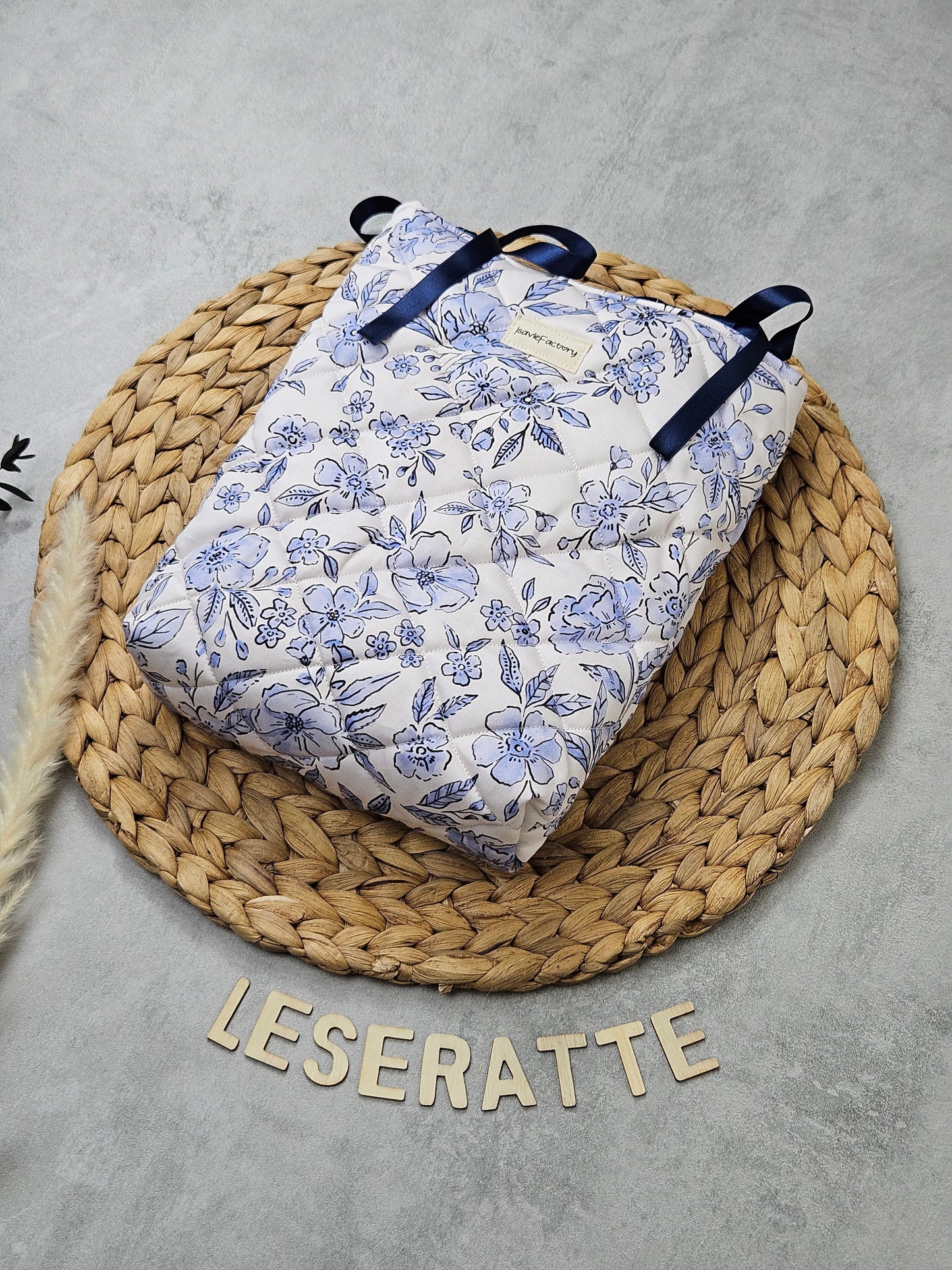 Buchhülle blaue Blümchen