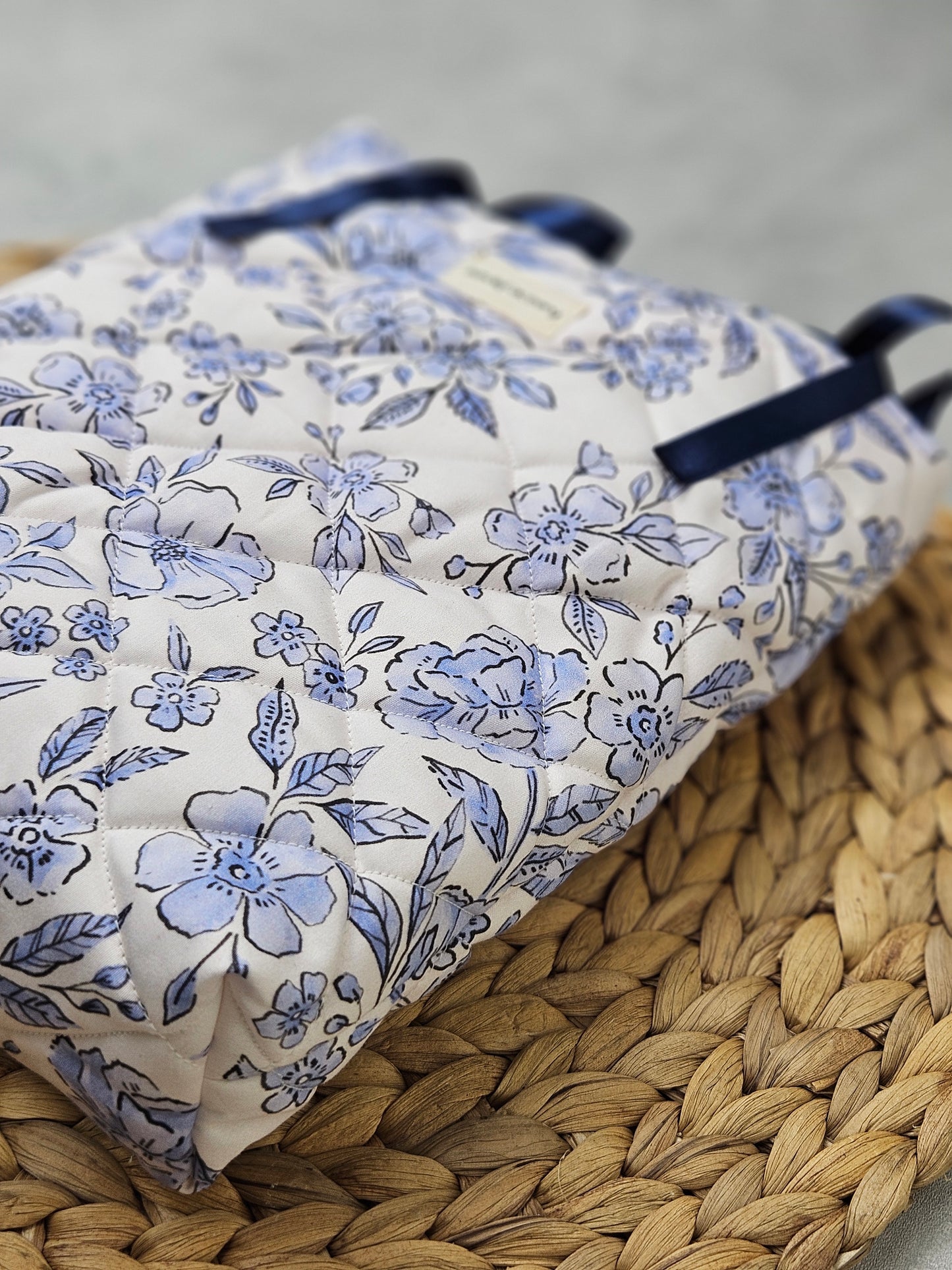 Buchhülle blaue Blümchen